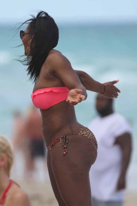 (PHOTOS) Serena Williams hits the beach again! 0418 serena williams bikini 33 480x720 (PHOTOS) Serena Williams hits the beach again!